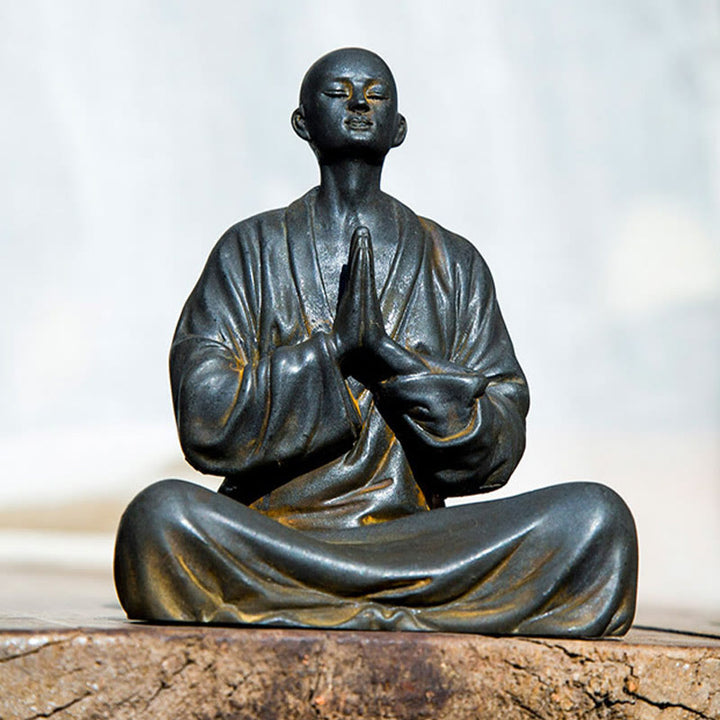 Estatua de Resina Fundida de Monje Orando Meditando en Polvo de Hierro con Óxido para Decoración del Hogar de Buddha Stones