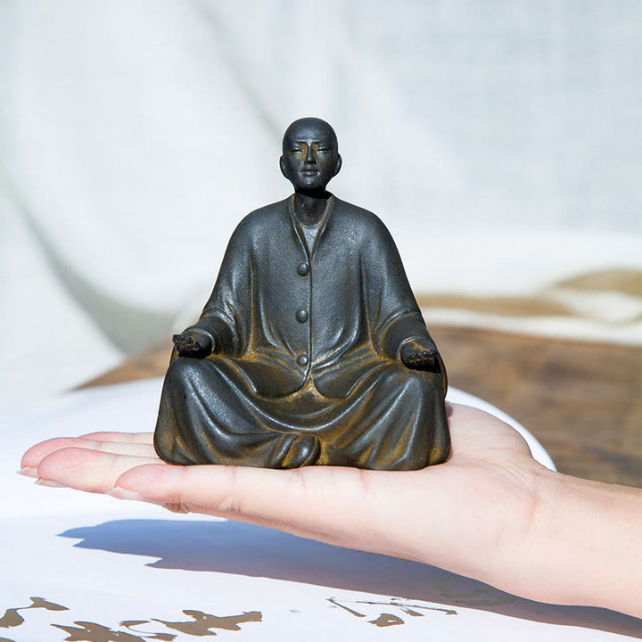 Estatua de Resina Fundida de Monje Orando Meditando en Polvo de Hierro con Óxido para Decoración del Hogar de Buddha Stones