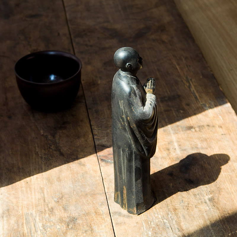 Estatua de Resina Fundida de Monje Orando Meditando en Polvo de Hierro con Óxido para Decoración del Hogar de Buddha Stones