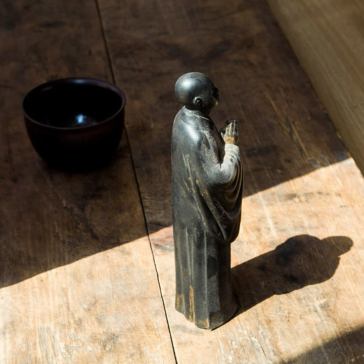 Estatua de Resina Fundida de Monje Orando Meditando en Polvo de Hierro con Óxido para Decoración del Hogar de Buddha Stones