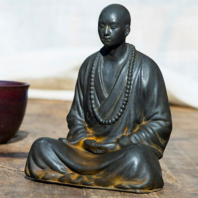 Estatua de Resina Fundida de Monje Orando Meditando en Polvo de Hierro con Óxido para Decoración del Hogar de Buddha Stones