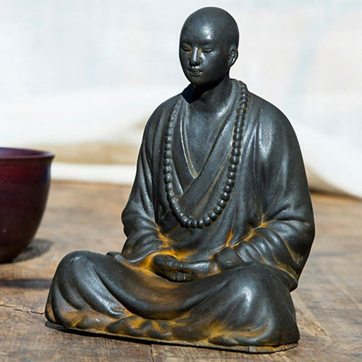 Estatua de Resina Fundida de Monje Orando Meditando en Polvo de Hierro con Óxido para Decoración del Hogar de Buddha Stones