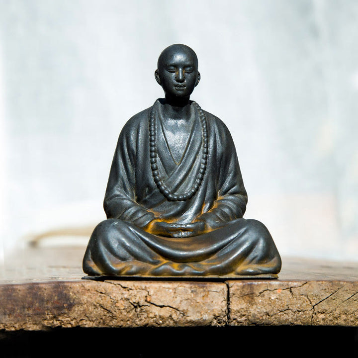 Estatua de Resina Fundida de Monje Orando Meditando en Polvo de Hierro con Óxido para Decoración del Hogar de Buddha Stones