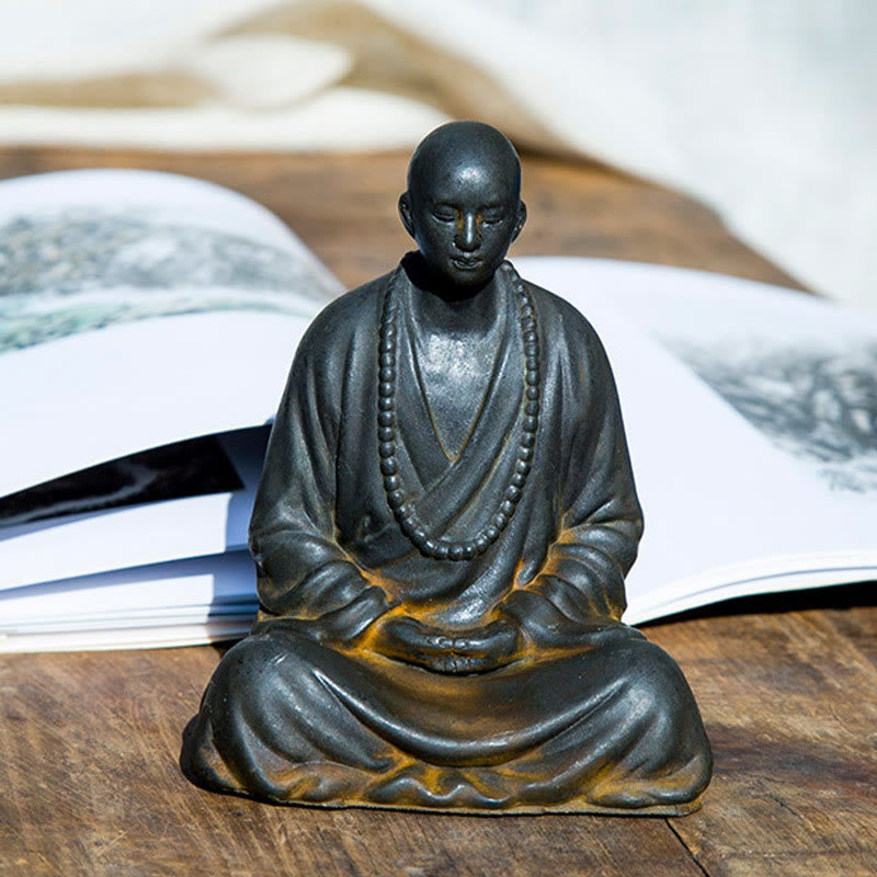 Estatua de Resina Fundida de Monje Orando Meditando en Polvo de Hierro con Óxido para Decoración del Hogar de Buddha Stones
