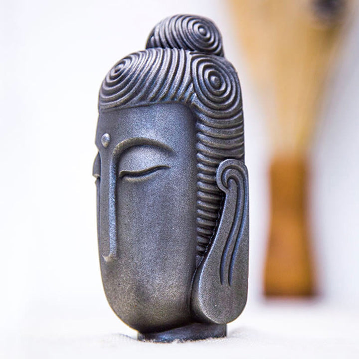 Buddha Stones Estatua de Buda Meditante con Ojos Cerrados de Polvo de Hierro Óxido Resina Fundida Decoración del Hogar