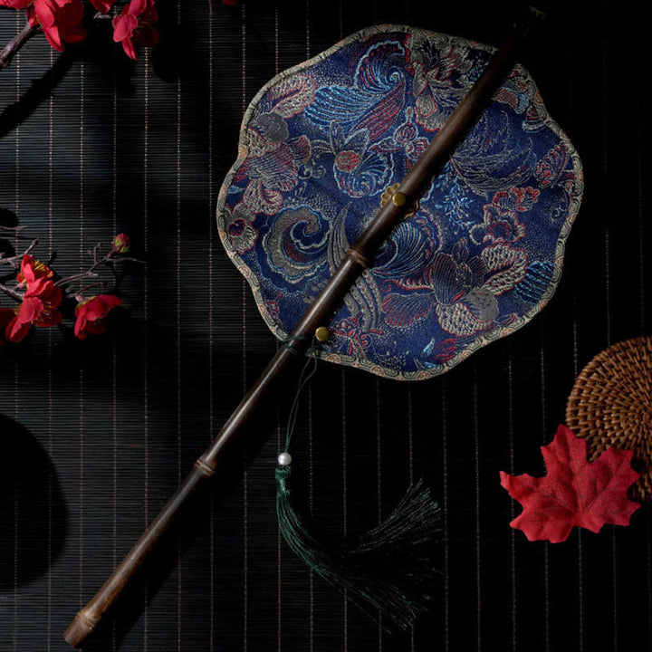 Buddha Stones Abanico portátil enrollable de bambú largo mango morado con diseño de Epiphyllum, hojas y conchas hechas a mano