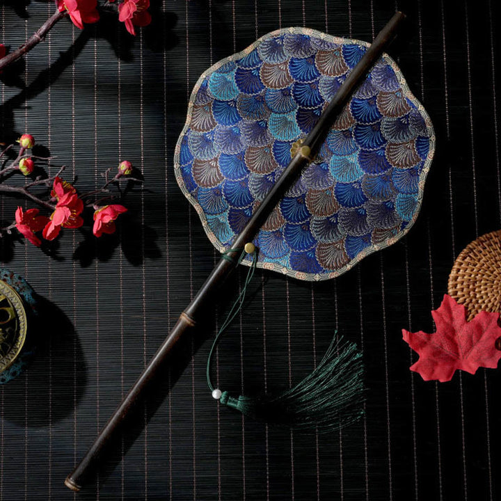 Buddha Stones Abanico portátil enrollable de bambú largo mango morado con diseño de Epiphyllum, hojas y conchas hechas a mano