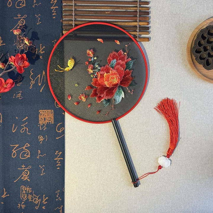 Buddha Stones Abanico de mano con mango de madera bordado con flores de peonía y mariposas