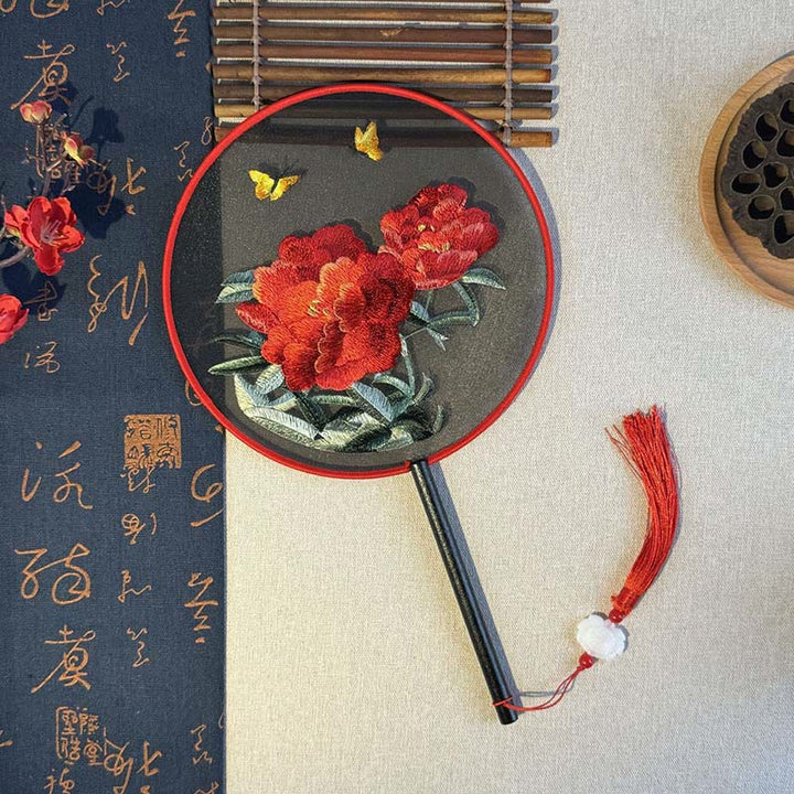 Buddha Stones Abanico de mano con mango de madera bordado con flores de peonía y mariposas