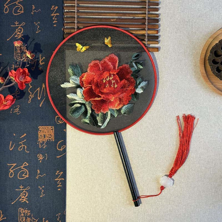 Buddha Stones Abanico de mano con mango de madera bordado con flores de peonía y mariposas