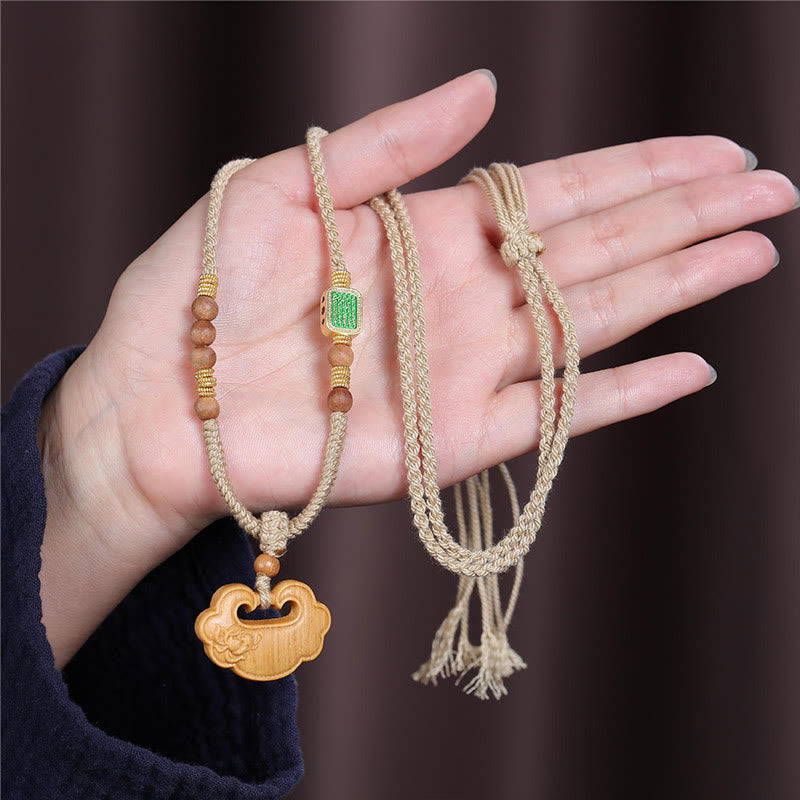 Colgante de collar con amuleto de protección chino de sándalo tibetano con Buddha Stones