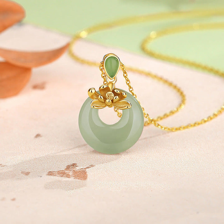Collar con colgante de hilo de jade y loto con Buddha Stones