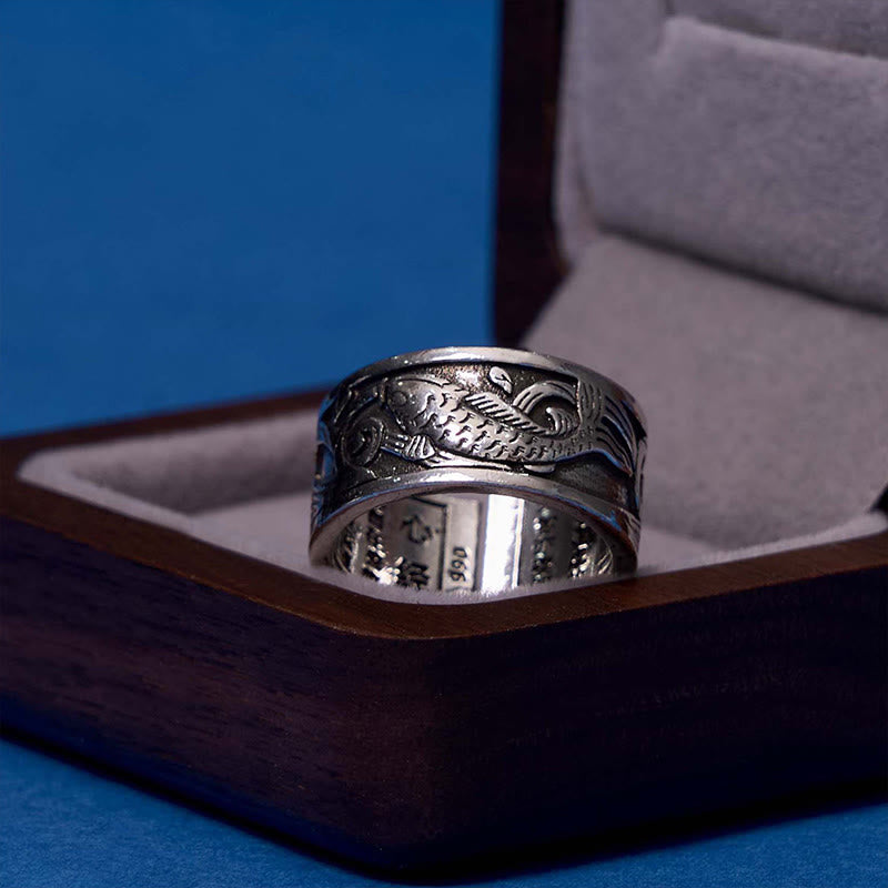 Anillo de la suerte y la riqueza con diseño tallado de Koi Fish del Sutra del Corazón de Buddha Stones