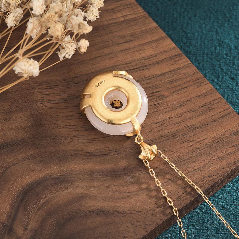 Collar con colgante de la suerte de las montañas y el mar con hebilla de la paz de jade blanco y Buddha Stones