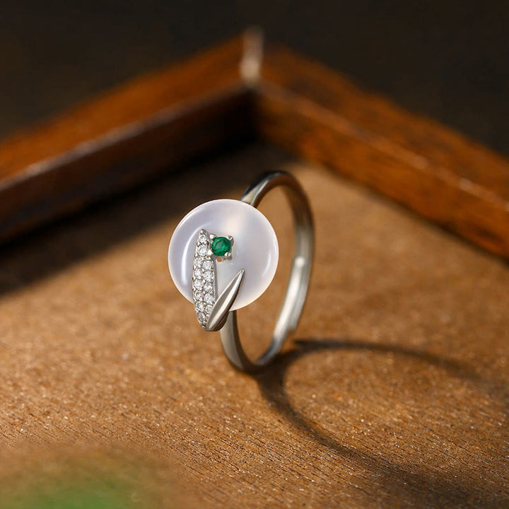 Anillo ajustable con diseño positivo de hojas de bambú y calcedonia con Buddha Stones