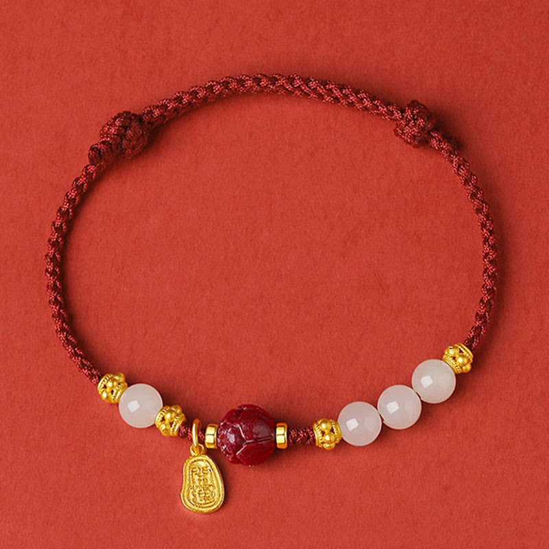 Pulsera de hilo rojo de la suerte bañada en oro de 24 quilates con jade cinabrio y carácter Fu de Buddha Stones