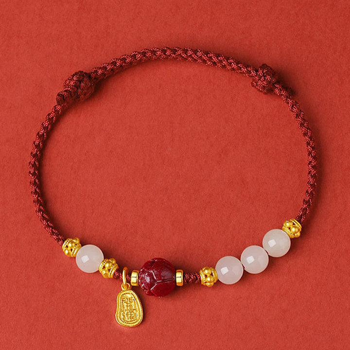 Pulsera de hilo rojo de la suerte bañada en oro de 24 quilates con jade cinabrio y carácter Fu de Buddha Stones