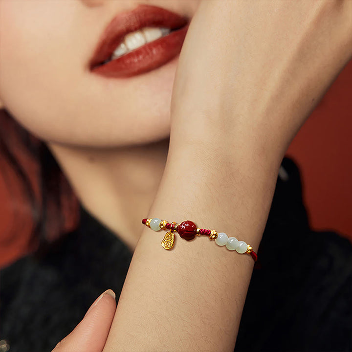 Pulsera de hilo rojo de la suerte bañada en oro de 24 quilates con jade cinabrio y carácter Fu de Buddha Stones