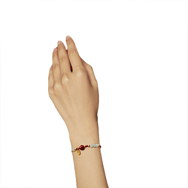 Pulsera de hilo rojo de la suerte bañada en oro de 24 quilates con jade cinabrio y carácter Fu de Buddha Stones