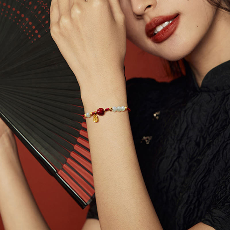 Pulsera de hilo rojo de la suerte bañada en oro de 24 quilates con jade cinabrio y carácter Fu de Buddha Stones