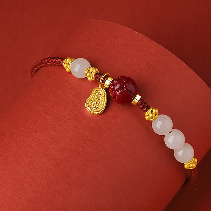 Pulsera de hilo rojo de la suerte bañada en oro de 24 quilates con jade cinabrio y carácter Fu de Buddha Stones