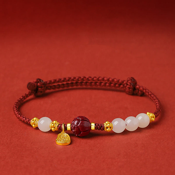 Pulsera de hilo rojo de la suerte bañada en oro de 24 quilates con jade cinabrio y carácter Fu de Buddha Stones