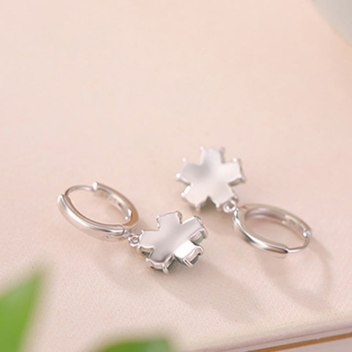 Pendientes de plata de ley 925 bañados en oro con diseño de flor de jade verde y Buddha Stones que representan la suerte y la prosperidad