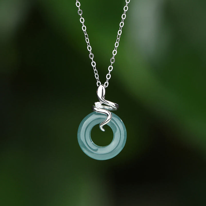 Collar con colgante de la paz con forma de serpiente y jade en oro de 18 quilates y plata de ley 925 con Buddha Stones