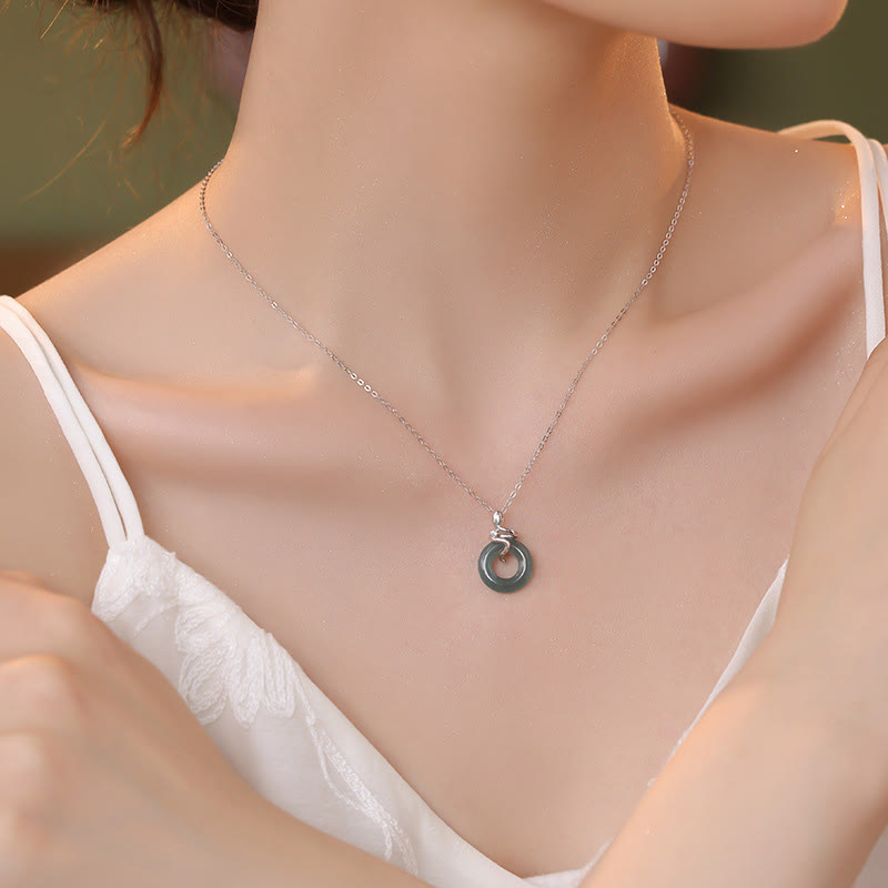 Collar con colgante de la paz con forma de serpiente y jade en oro de 18 quilates y plata de ley 925 con Buddha Stones