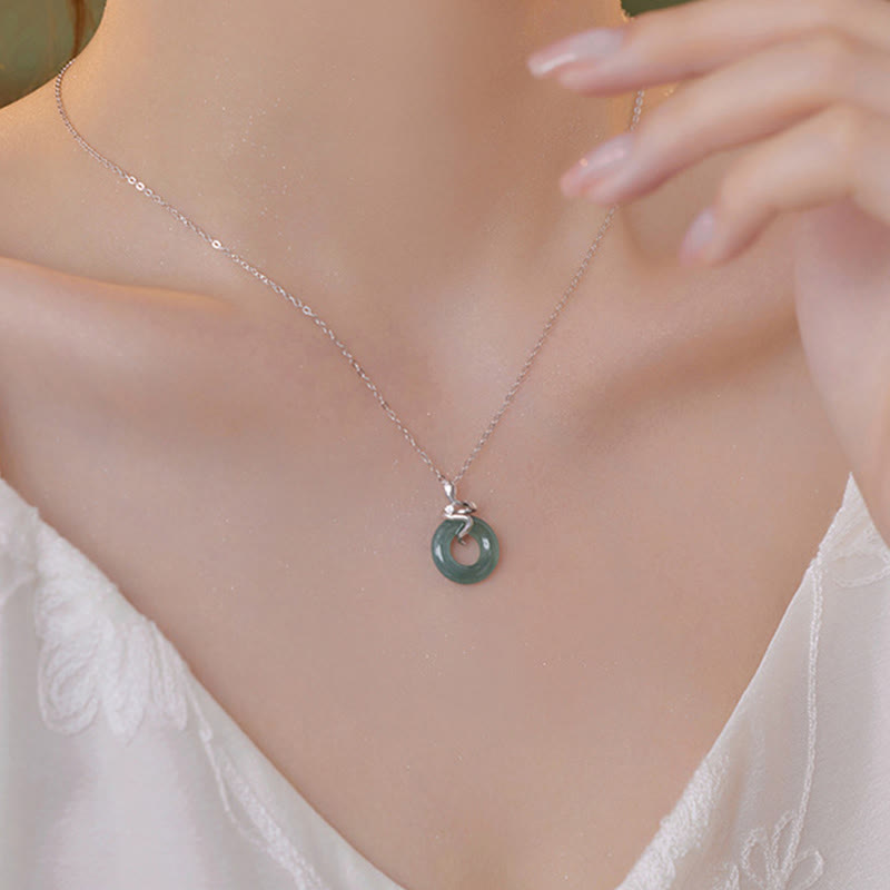 Collar con colgante de la paz con forma de serpiente y jade en oro de 18 quilates y plata de ley 925 con Buddha Stones