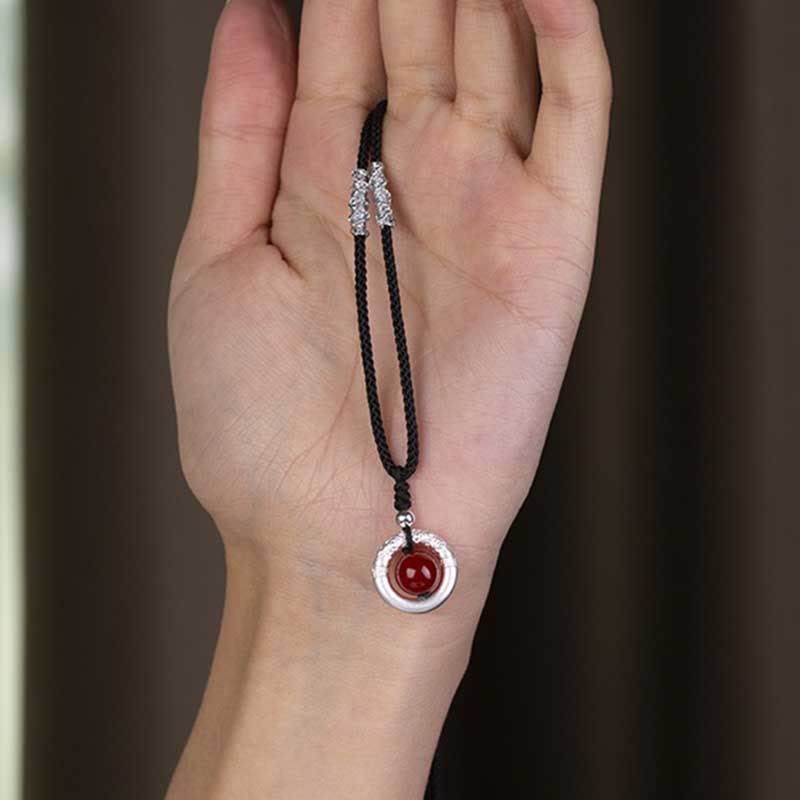 Collar con colgante de bendición con hebilla de paz y ágata roja de plata de ley 999 con Buddha Stones