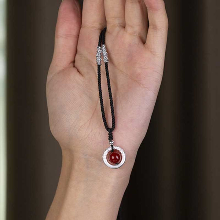 Collar con colgante de bendición con hebilla de paz y ágata roja de plata de ley 999 con Buddha Stones