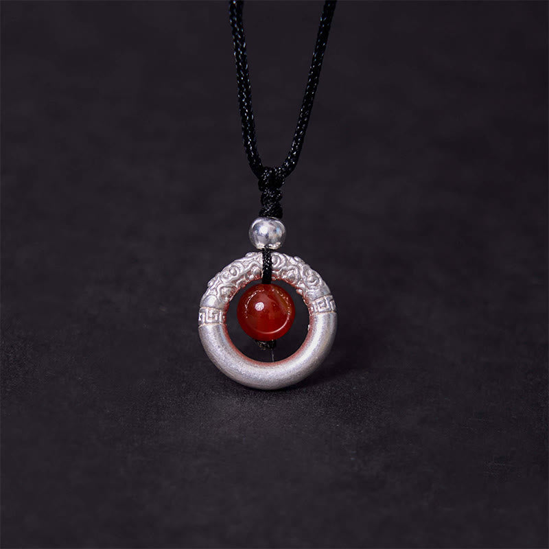 Collar con colgante de bendición con hebilla de paz y ágata roja de plata de ley 999 con Buddha Stones