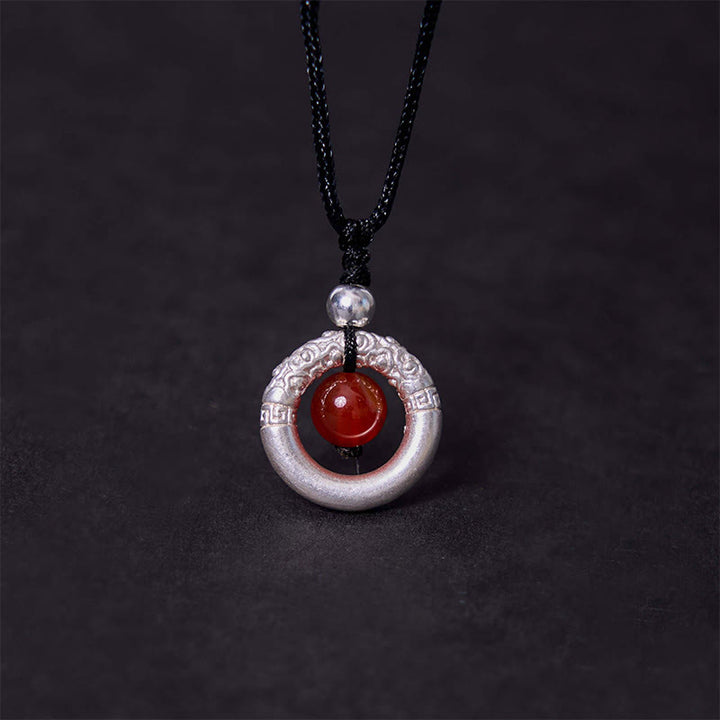 Collar con colgante de bendición con hebilla de paz y ágata roja de plata de ley 999 con Buddha Stones