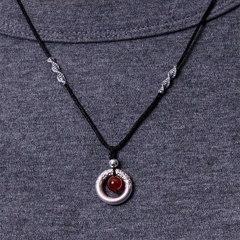 Collar con colgante de bendición con hebilla de paz y ágata roja de plata de ley 999 con Buddha Stones