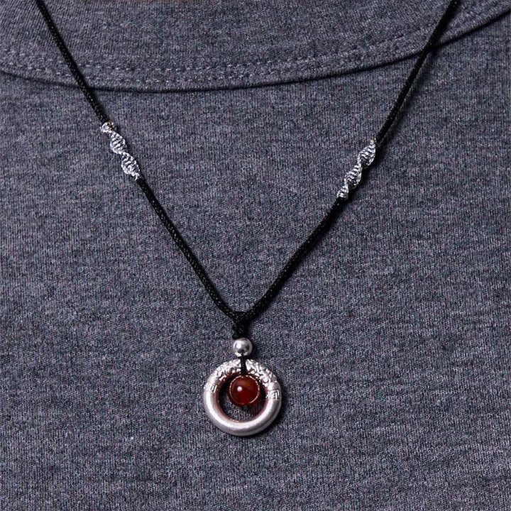 Collar con colgante de bendición con hebilla de paz y ágata roja de plata de ley 999 con Buddha Stones