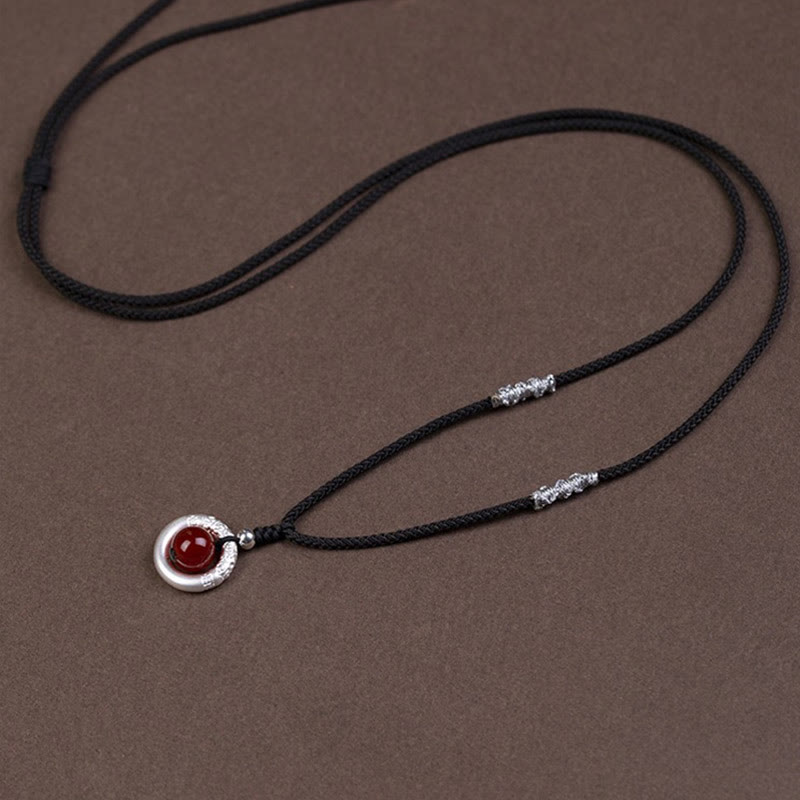 Collar con colgante de bendición con hebilla de paz y ágata roja de plata de ley 999 con Buddha Stones