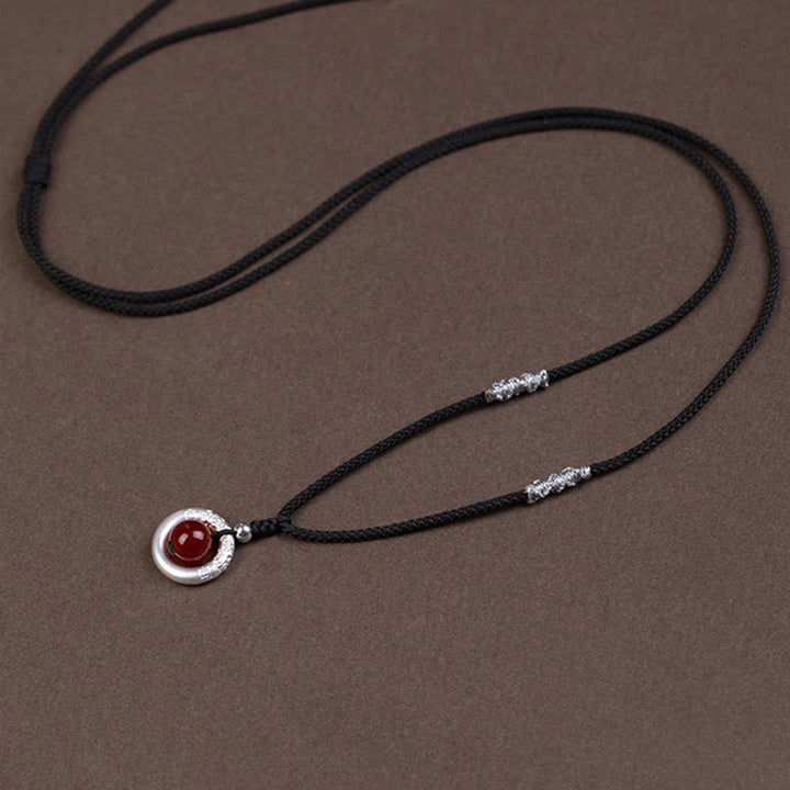 Collar con colgante de bendición con hebilla de paz y ágata roja de plata de ley 999 con Buddha Stones