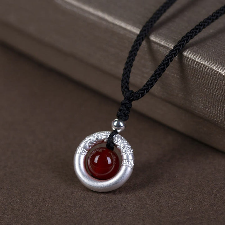 Collar con colgante de bendición con hebilla de paz y ágata roja de plata de ley 999 con Buddha Stones