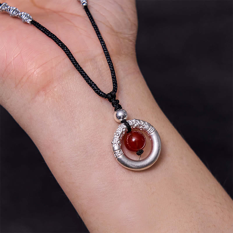 Collar con colgante de bendición con hebilla de paz y ágata roja de plata de ley 999 con Buddha Stones