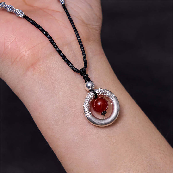 Collar con colgante de bendición con hebilla de paz y ágata roja de plata de ley 999 con Buddha Stones