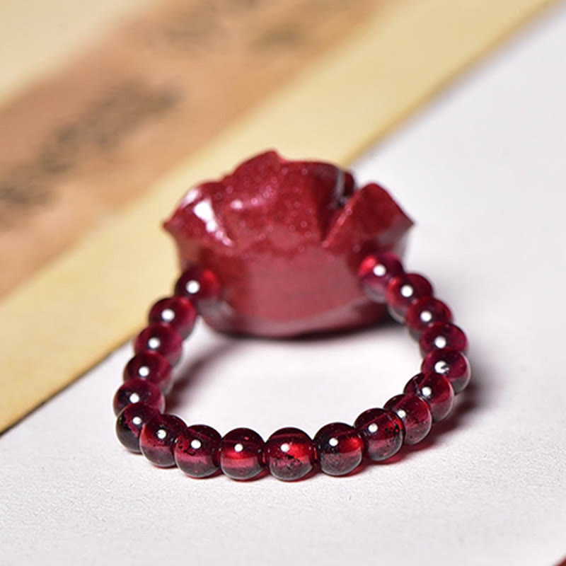 Anillo de concentración con cuentas de granate rosa y cinabrio de Buddha Stones