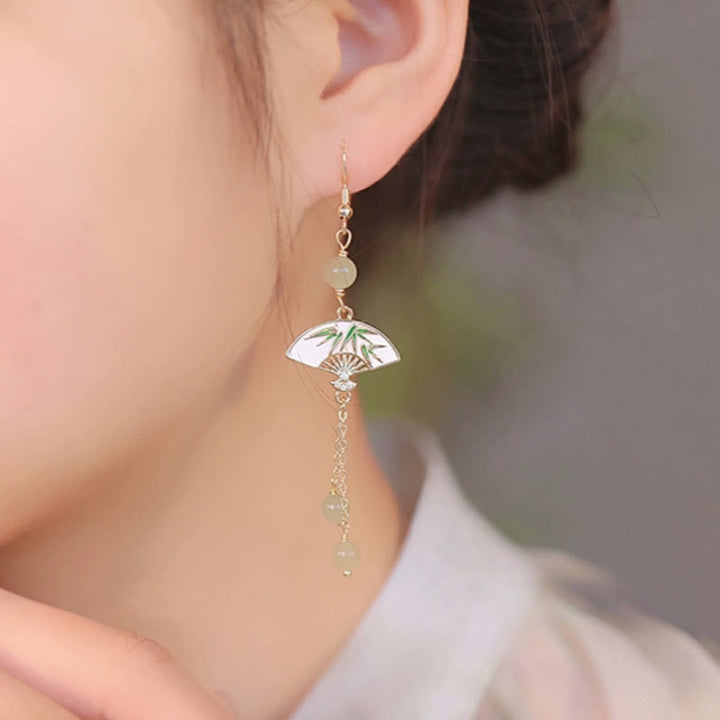 Pendientes de bambú con diseño de abanico de jade y cobre relleno de oro de 14 quilates y Buddha Stones