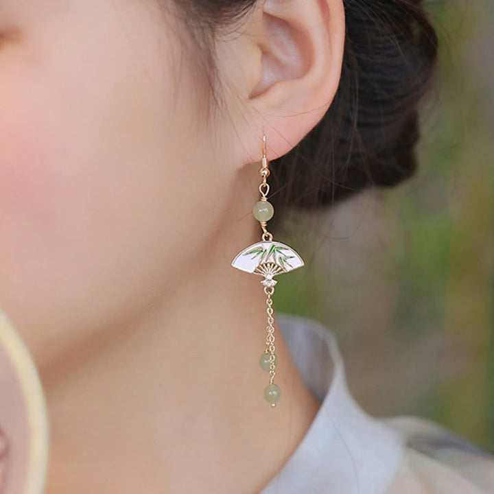 Pendientes de bambú con diseño de abanico de jade y cobre relleno de oro de 14 quilates y Buddha Stones