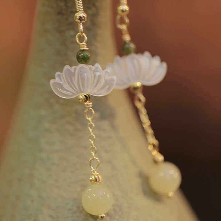 Pendientes de prosperidad con loto de jade hetiano y Buddha Stones