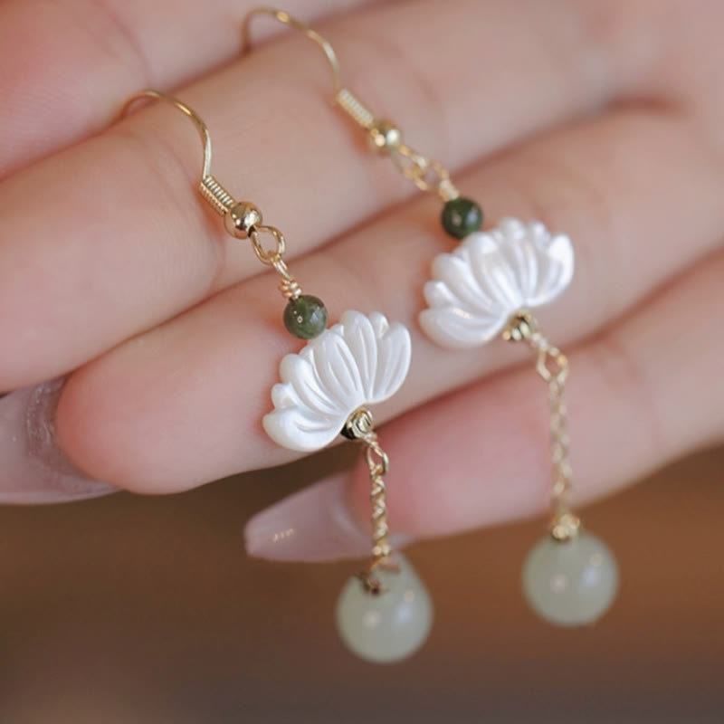 Pendientes de prosperidad con loto de jade hetiano y Buddha Stones