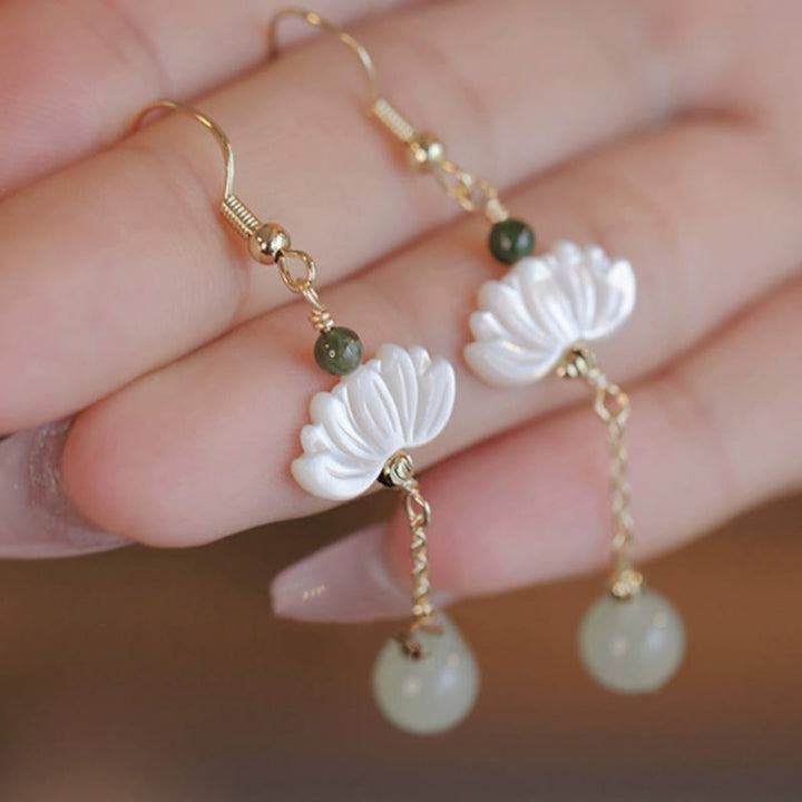 Pendientes de prosperidad con loto de jade hetiano y Buddha Stones