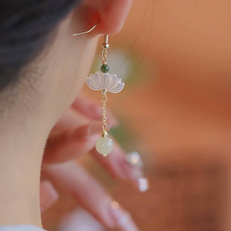 Pendientes de prosperidad con loto de jade hetiano y Buddha Stones