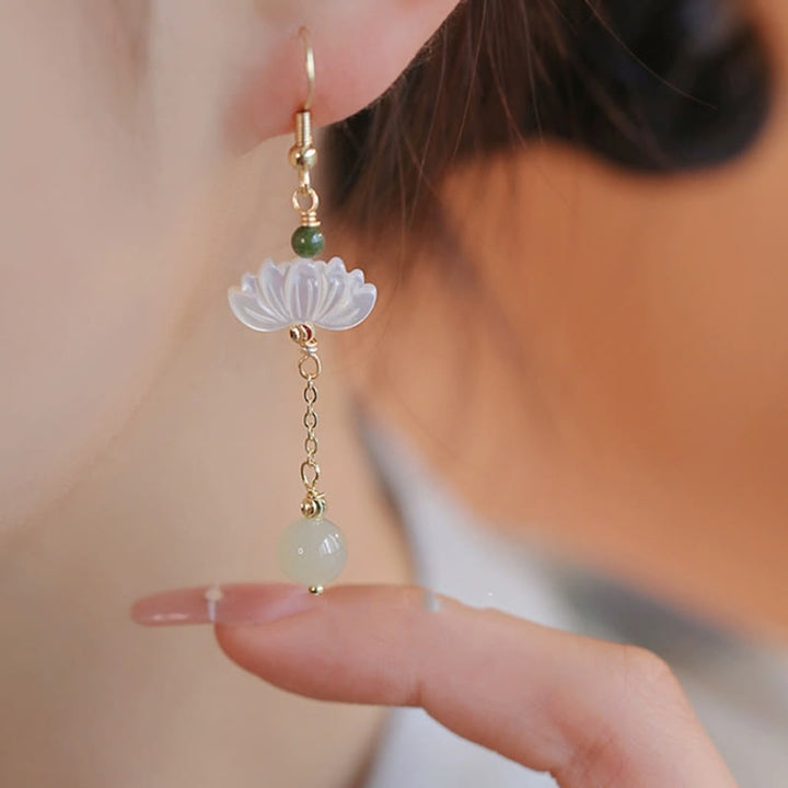 Pendientes de prosperidad con loto de jade hetiano y Buddha Stones