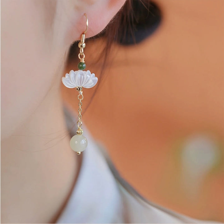 Pendientes de prosperidad con loto de jade hetiano y Buddha Stones